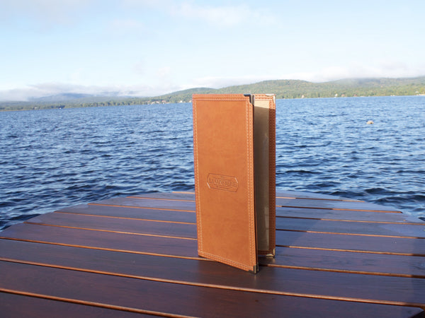 Menu Tendance 2 vues en cuirette caramel sur table au bord du lac